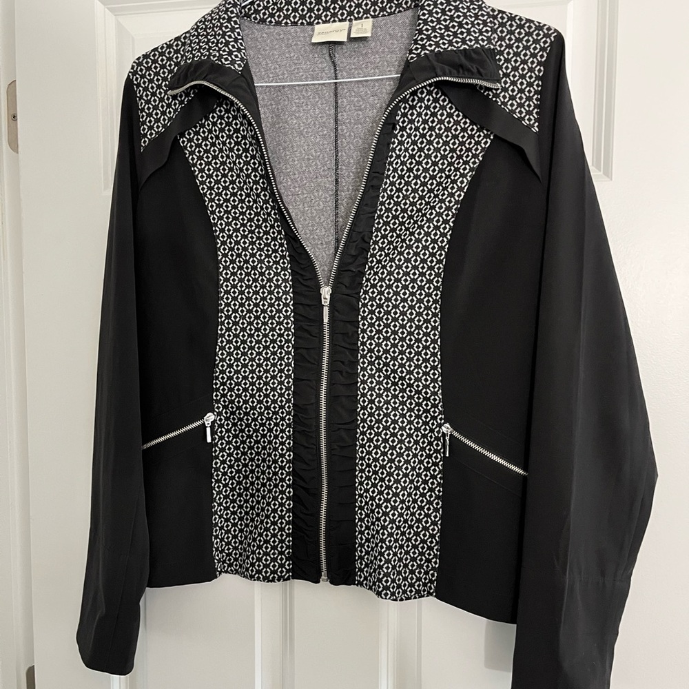 Super cute Chico’s jumpsuit set. Pants are a size 2, top is size 1.